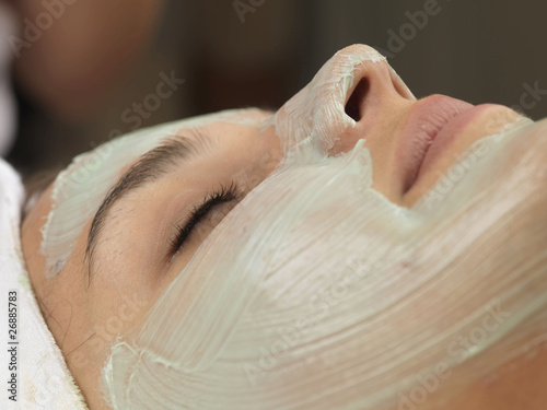 Foto Young Woman Having Facial. Models Released