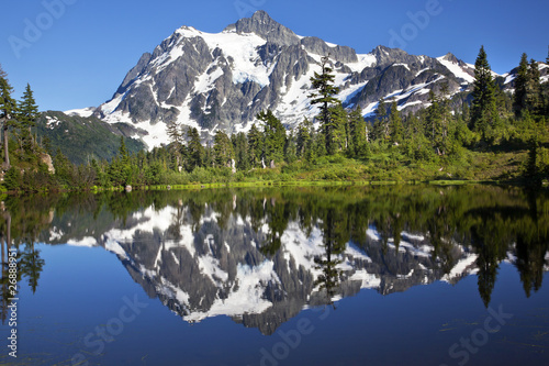 Fototapeta Naklejka Na Ścianę i Meble -  Mirror Image Reflection Lake Mount Shuksan Washington State