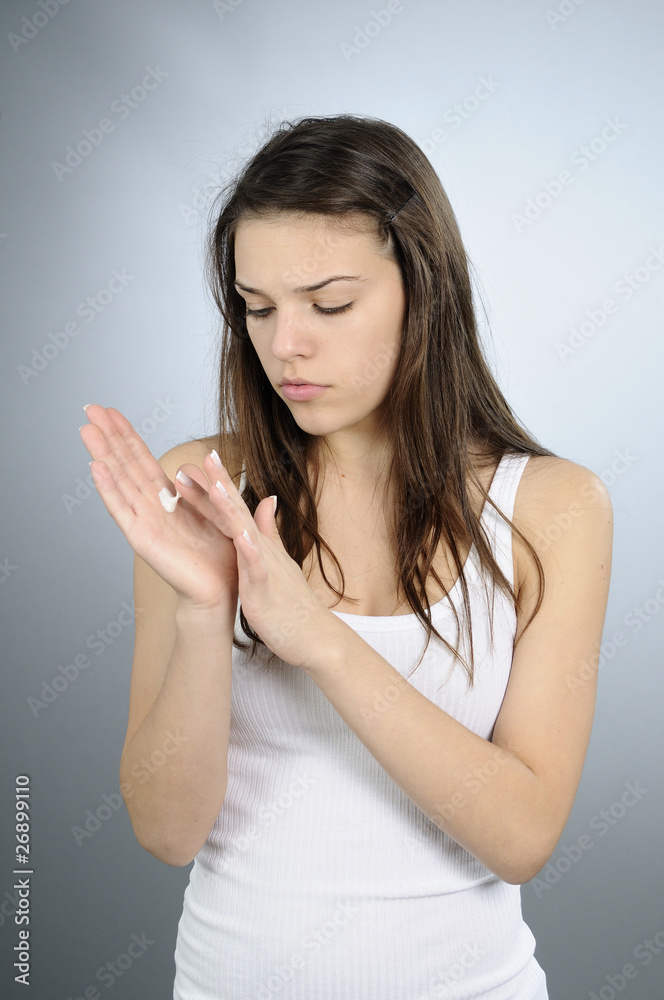 white girl refreshing her body with moisturizer