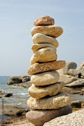 Empilage de pierres sur la plage de Tamaricciu en Corse