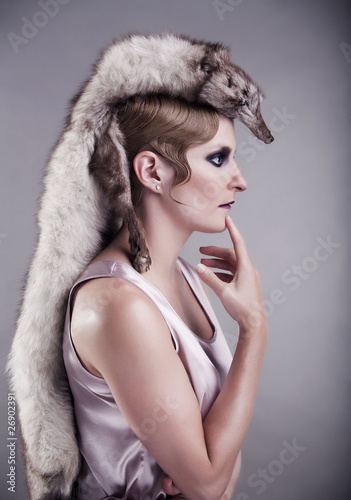 Fototapeta Naklejka Na Ścianę i Meble -  Lady posing with a fox fur in studio