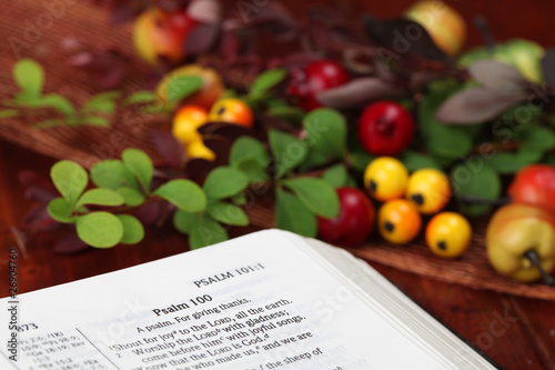Foto Thanksgiving arrangement with the Bible open at Psalm 100