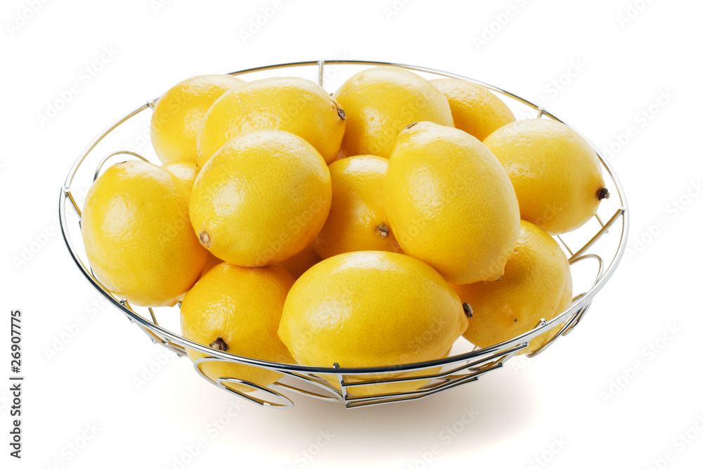 Zitronen im Drahtkorb isoliert
