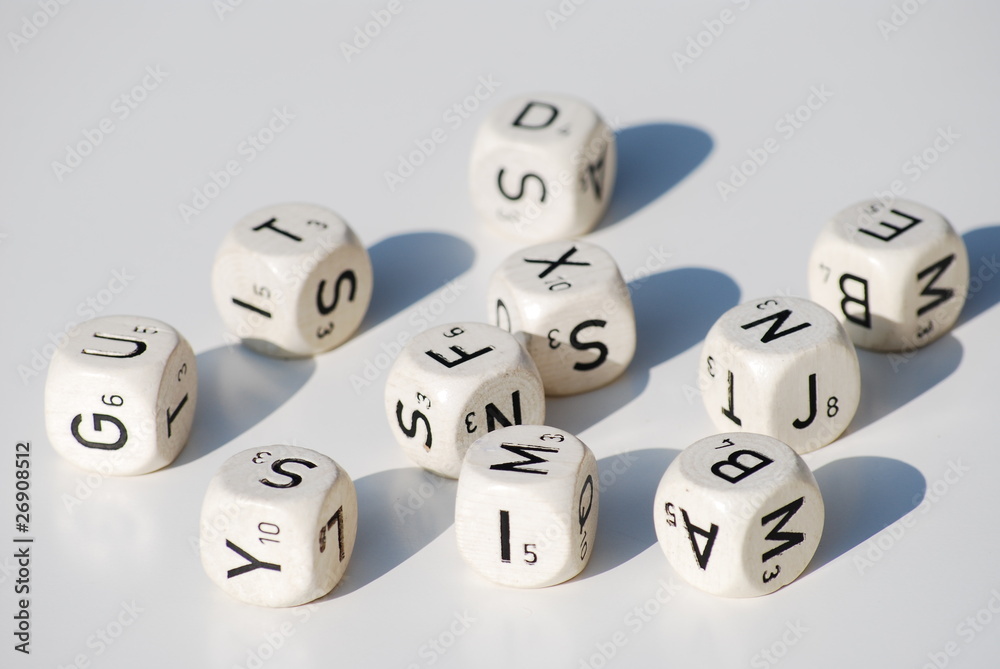 dés blancs sur fond blanc lettres, chiffres et nombres dés blancs sur fond blanc lettres, chiffres et nombres