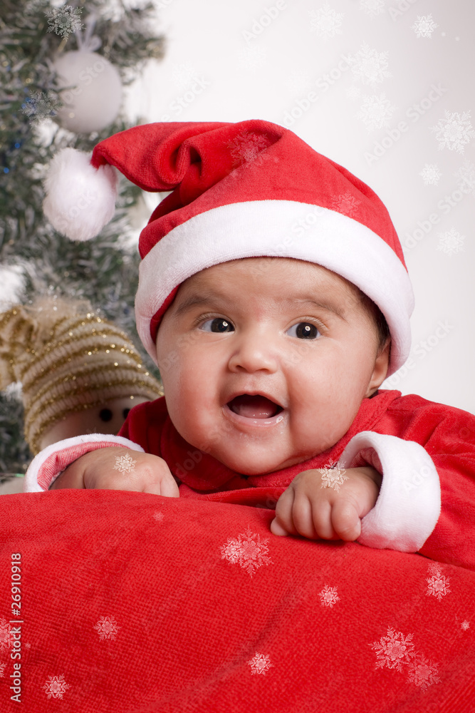 joli bébé souriant devant le sapin de noël joli bébé souriant devant le sapin de noël