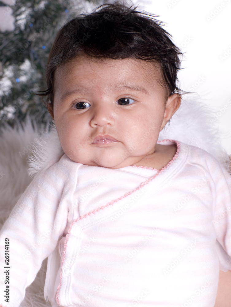 bébé de deux mois avec les cheveux bruns Photos Adobe Stock