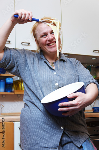 Frau beim Backen photo