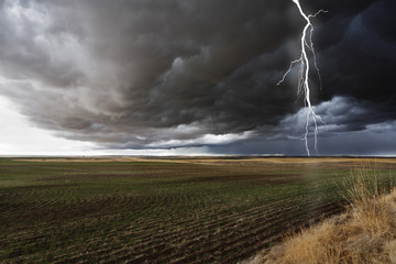 Keuken achterwand Onweer Beginnende storm boven dreigend landschap  © Kushnirov Avraham
