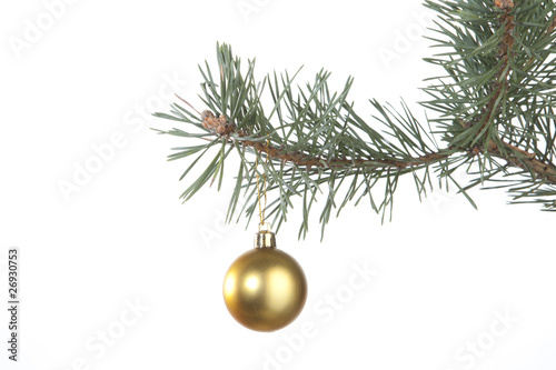 boule de noel doré suspendue à une branche de sapin