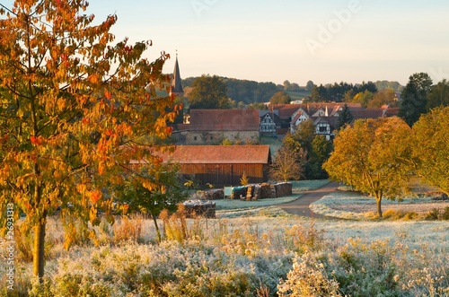 Dorf im Herbst
