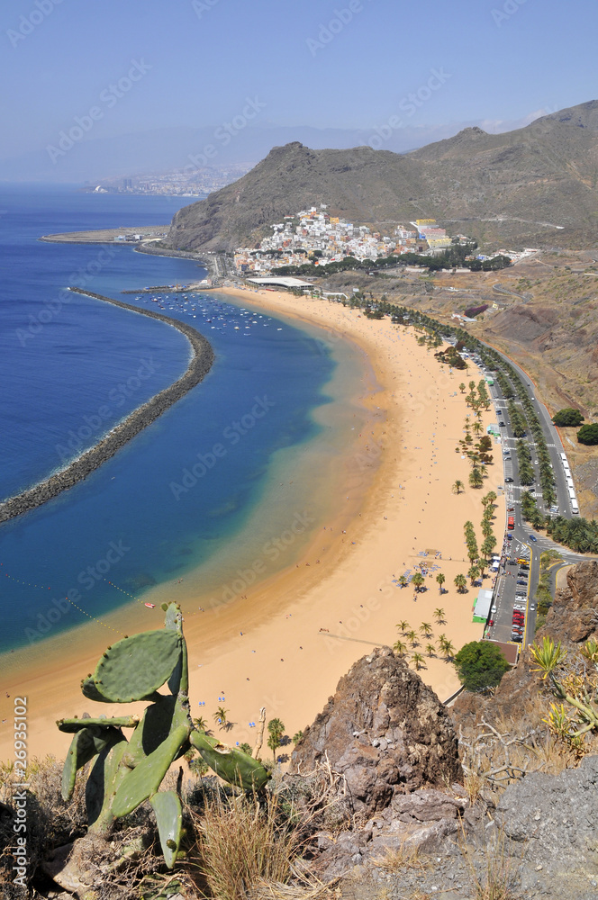 Vue aérienne de la plage de Teresitas à Ténérife aux Canaries