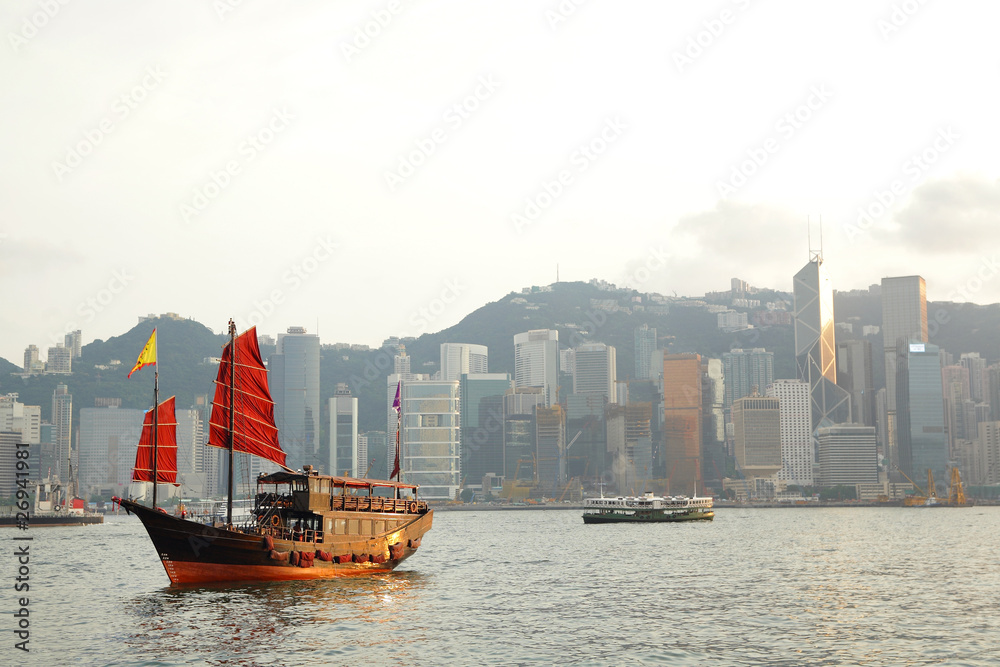 Naklejka premium Hong Kong harbor with red sail boat