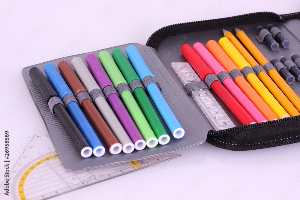 Naklejka premium Federmäppchen mit Filzstiften