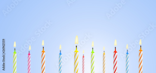 Geburtstagskerzen vor Blauem Hintergrund