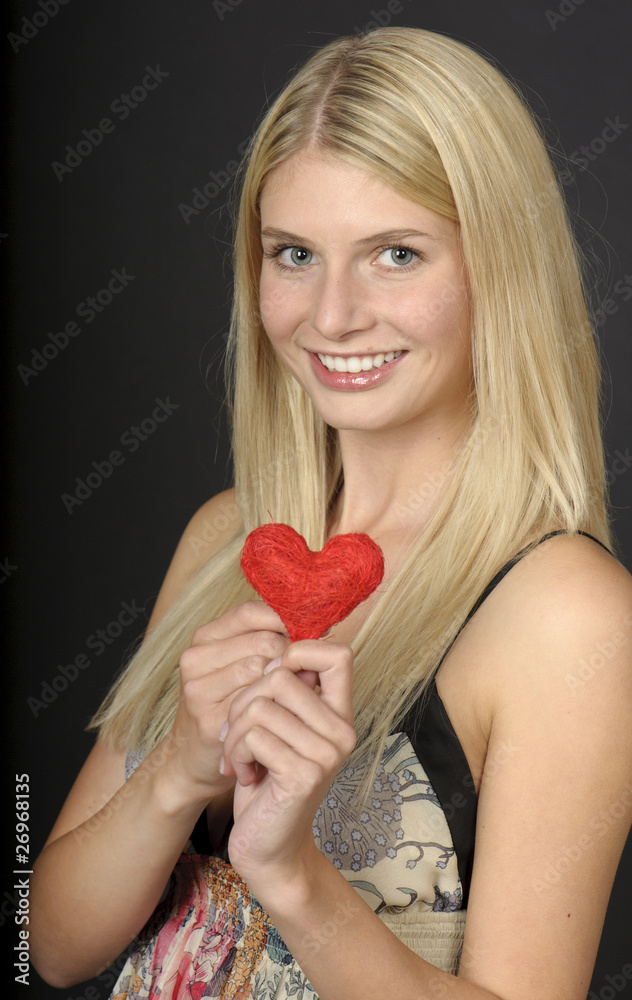 Junge attraktive blonde Frau mit Herz Junge attraktive blonde Frau mit Herz