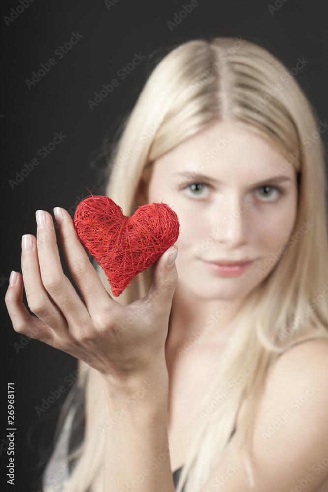 Junge attraktive blonde Frau mit Herz Junge attraktive blonde Frau mit Herz