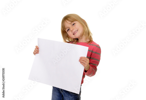 Kleines Mädchen hält ein weißes Blatt Papier