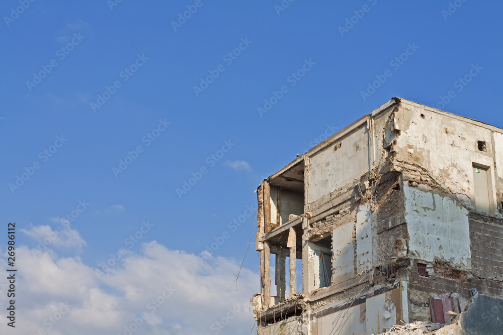 Obraz premium Hausabriss mit blauem Himmel