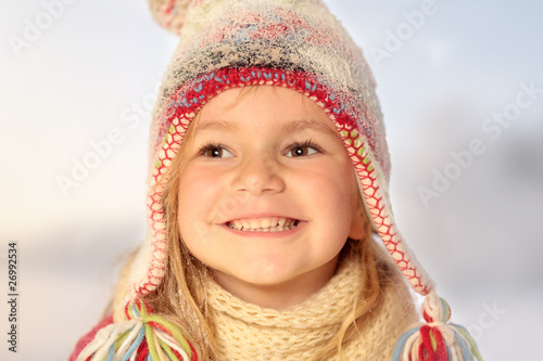 Kind mit Pudelmütze (schneebedeckt) mit Himmel