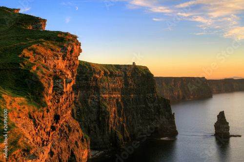 Cliffs of Moher o zachodzie słońca - Irlandia