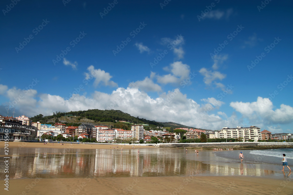 Obraz premium Castro Urdiales - centro urbano en la playa