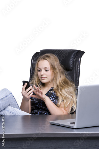 Frau telefoniert im Büro