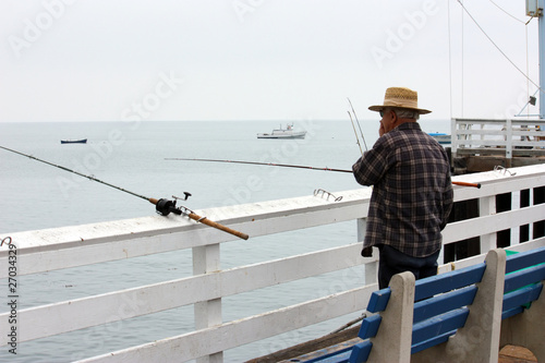 A pesca sul molo di Malibu