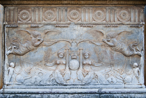 Bajorrelieve alegórico en el Palacio de Carlos V © neftali