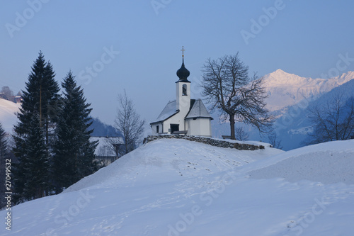 Kirchlein in den Bergen im Winter