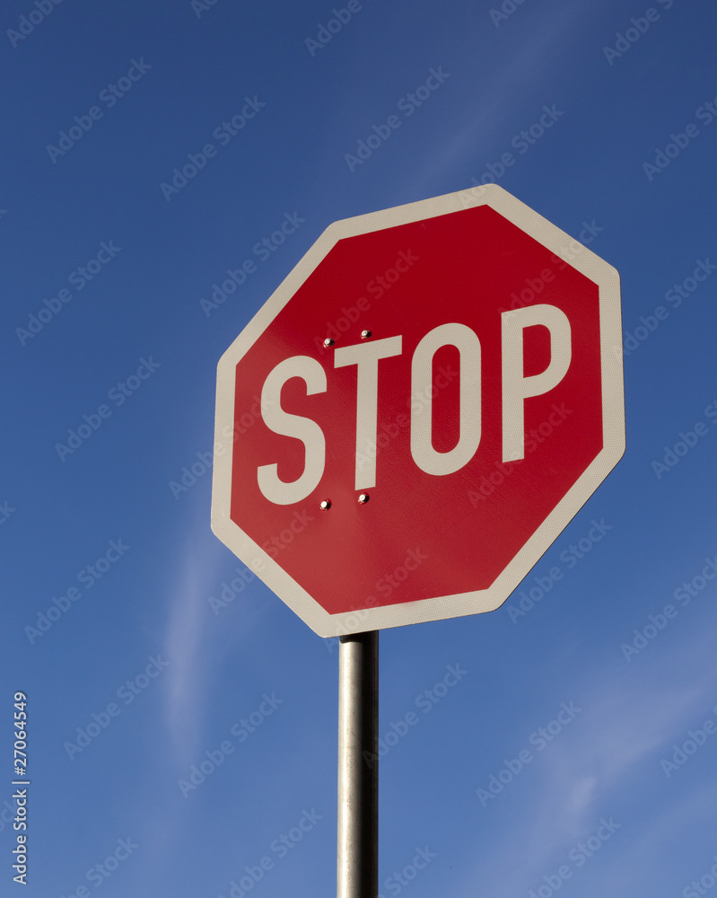 Stop Schild mit blauen Himmel