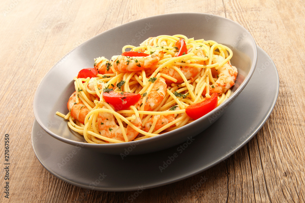 spaghetti con gamberi e pomodorini
