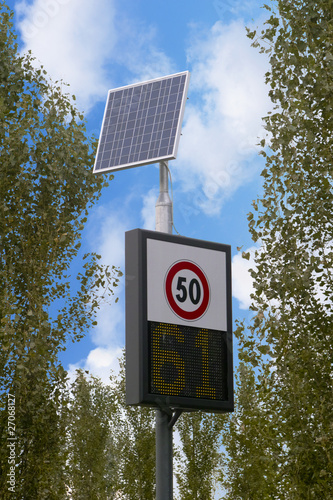 segnaletica stradale elettronica alimentata con pannelli solari photo