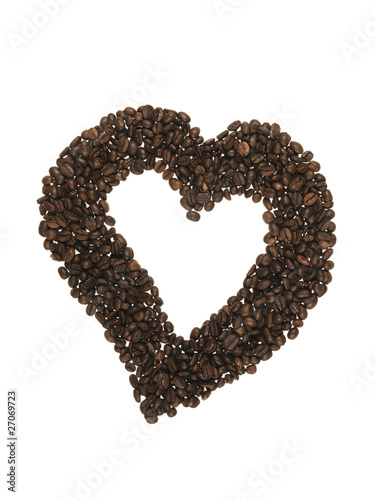 forma di cuore fatto con chicchi di caffe