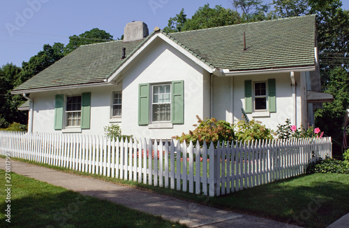 Leinwand Poster Cottage with Picket Fence