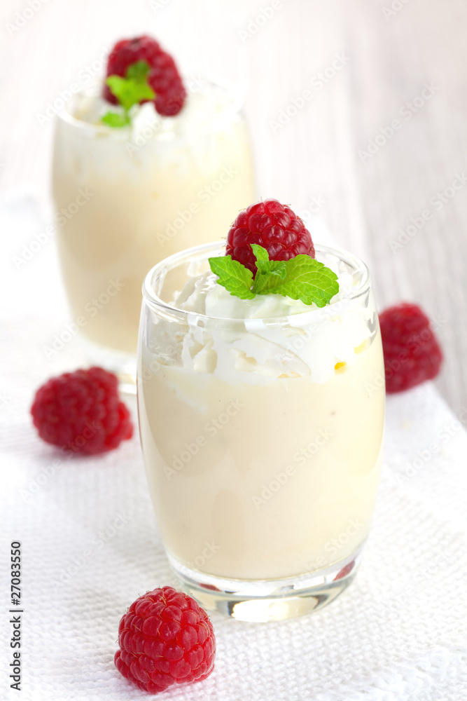 frische Vanillecreme mit Himbeeren Stock-Foto | Adobe Stock