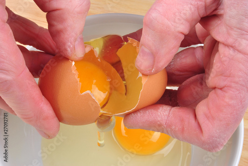 ein Ei wird zum Backen geöffnet