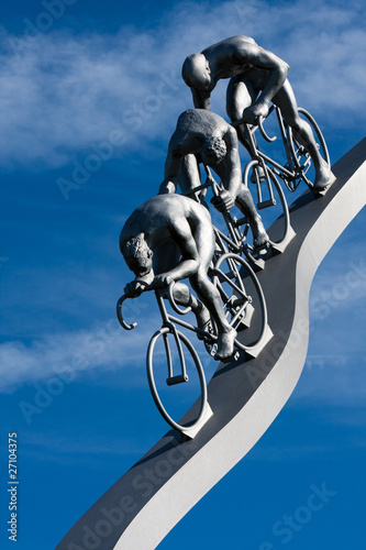 Trois cyclistes plongeant dans une descente, sculpture photo