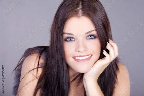 Model dunkle Haare Gesichtsaufnahme Porträt