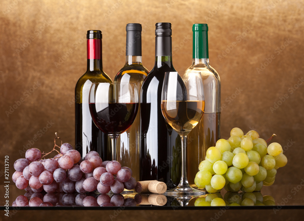 Fototapeta premium Bottles, glasses and grapes