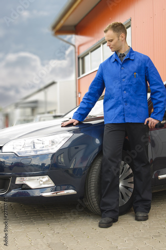 Autowerkstatt, KFZ-Meister vorm Auto