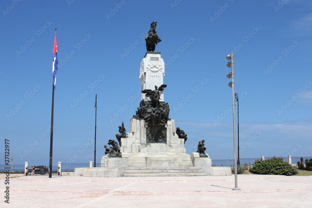 Fototapeta premium Monument commémoratif sur une place à La Havane