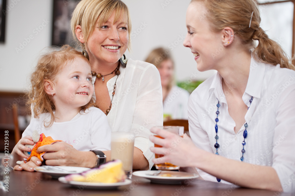 mutter und tochter im cafe mutter und tochter im cafe