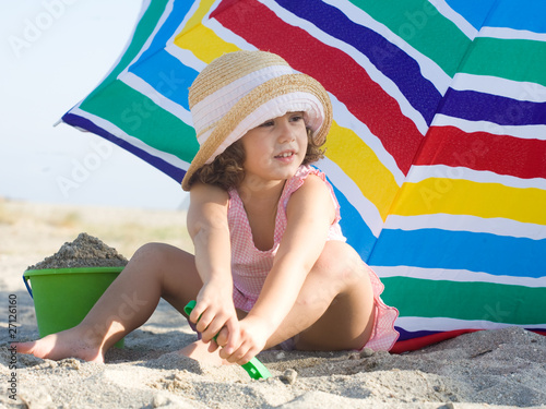 bambina in riva al mare