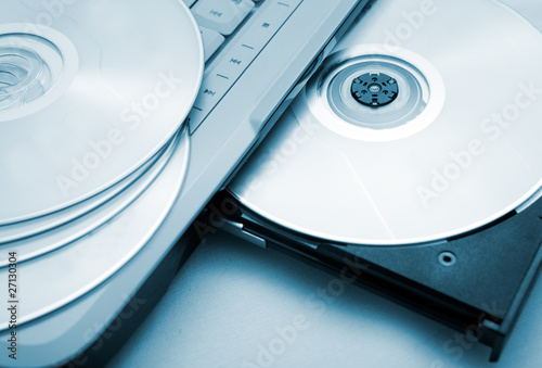 plano cerrado de ordenador portatil con cd y dvd photo