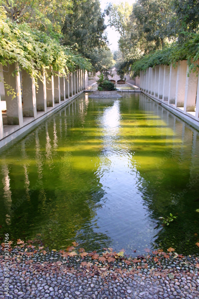 Canal dans le parc de Bercy à Paris