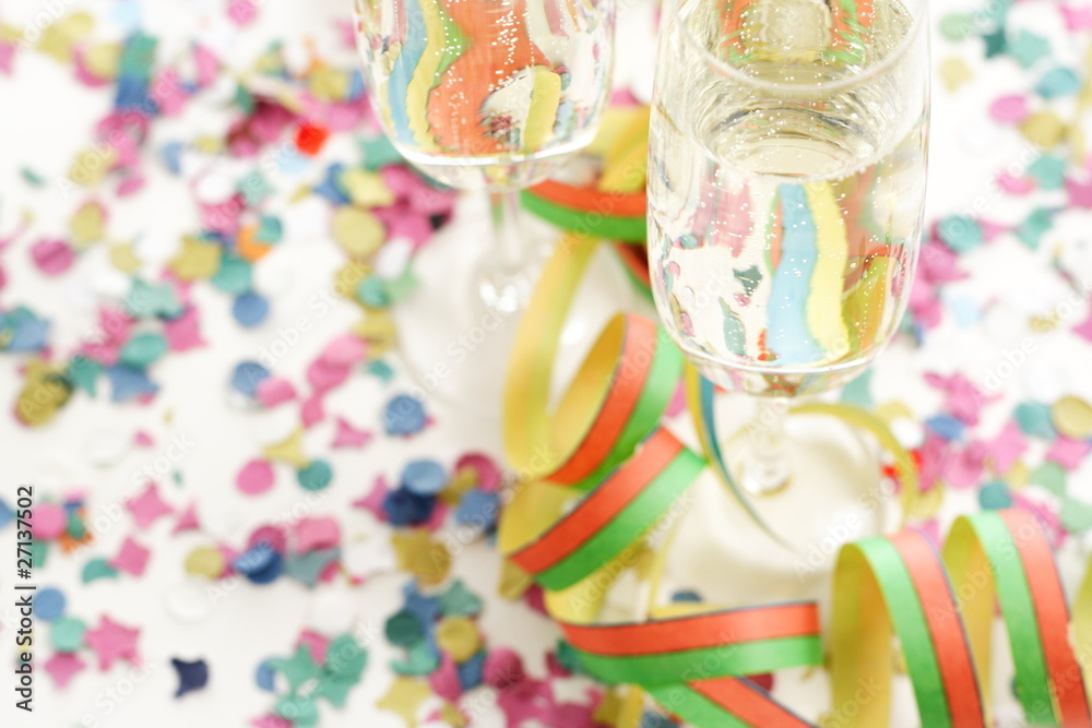 Party-Dekoration - Luftschlange mit Konfetti und Sektglas