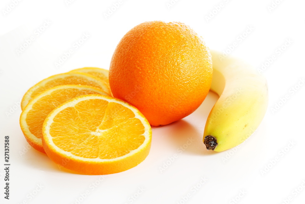 Orange mit Orangenscheiben und Banane Orange mit Orangenscheiben und Banane