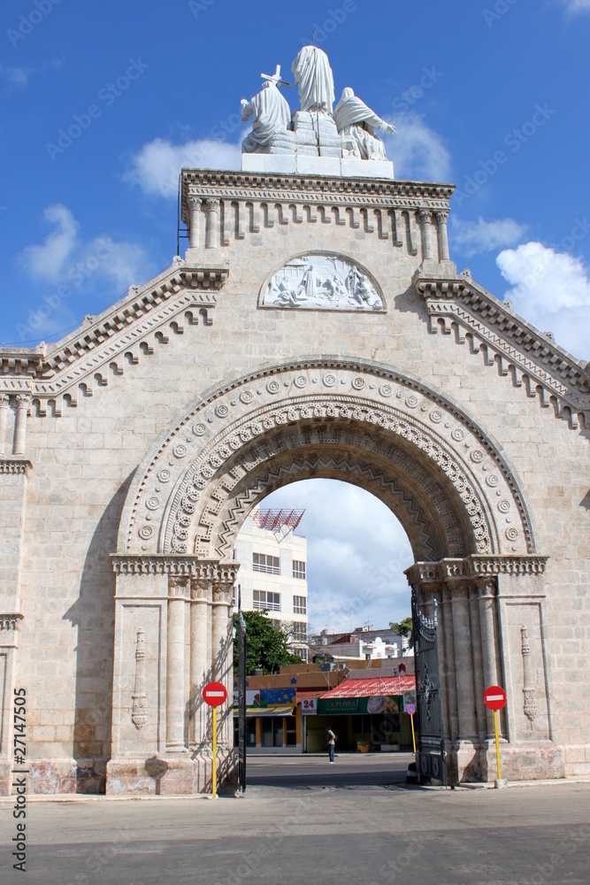 Obraz premium Porte d'entrée du cimetière Colón à La Havane
