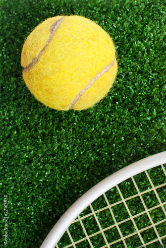 tennis ball on grass © ponsulak