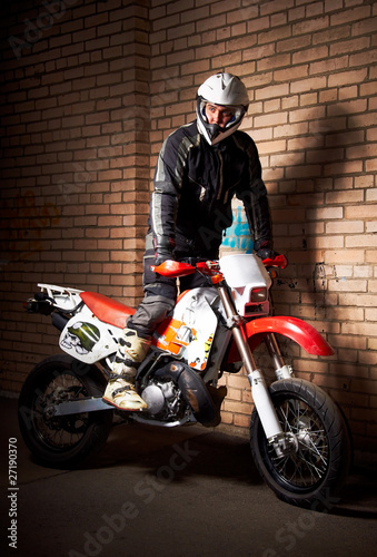 Bilde på lerret Motorcycle rider on the outskirts of the city at night